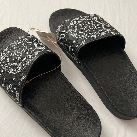 Men's Adidas Shmoofoil Slide Lightweight Cozy Casual Black - Size 8 - Picture 1 of 7
